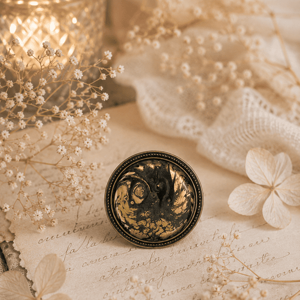 Broche en résine peinte à la main support rond – Nuit Dorée – Bijou artisanal