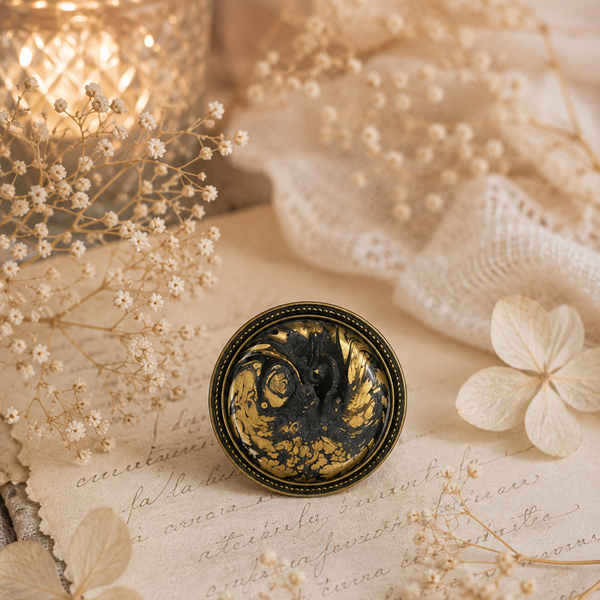 Broche en résine peinte à la main support rond – Nuit Dorée – Bijou artisanal