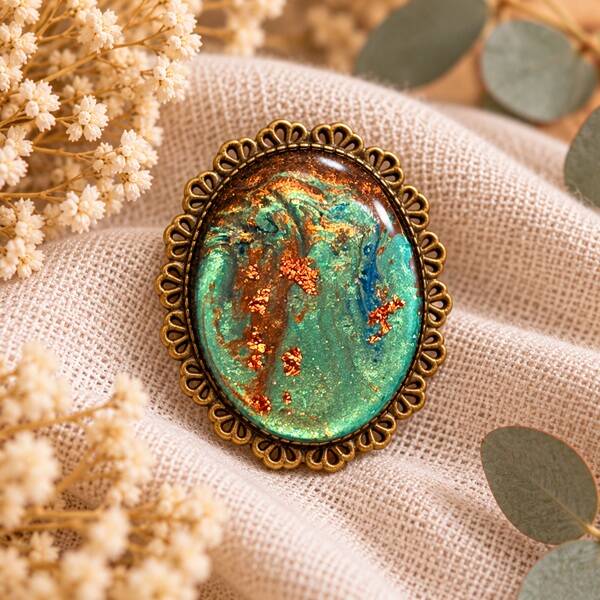 Broche en résine peinte à la main support ovale – Lagune de cuivre – Bijou artisanal