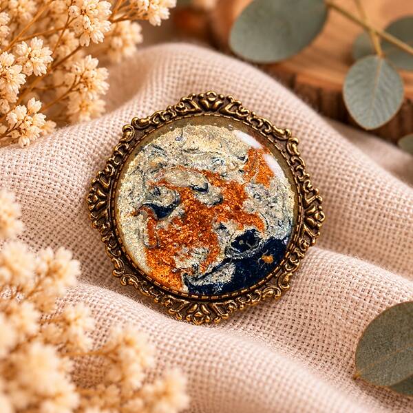 Broche en résine peinte à la main support rond – Terre d'opale – Bijou artisanal