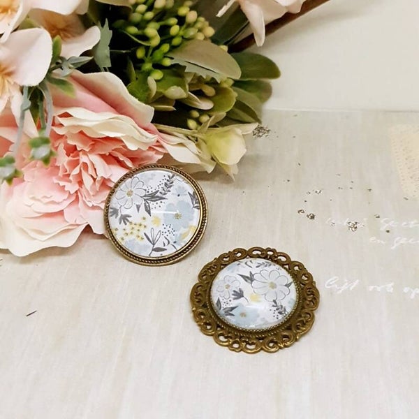 Broche ronde avec cabochon en verre, Modèle Fleurs Gold & blue