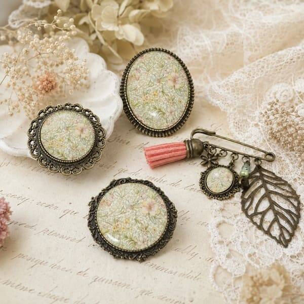 Broches illustrées cabochon en verre – Jardin Secret – Bijou artisanal