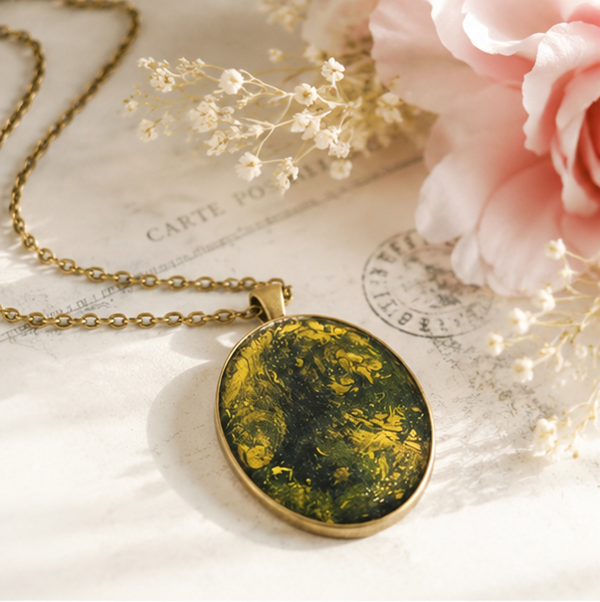 Collier en résine peint à la main médaillon ovale – Éclipse Dorée – Bijou artisanal