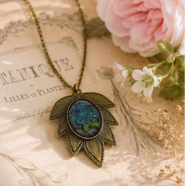 Collier en résine fleur séchée bleue – Fleur de Minuit – Bijou artisanal