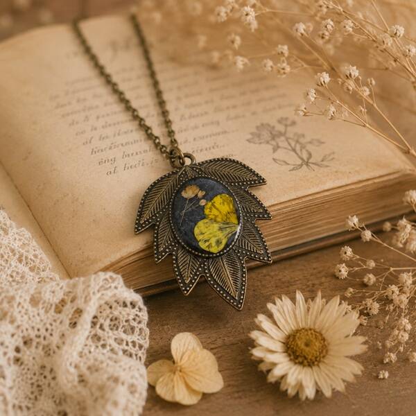 Collier en résine fleur séchée Jaune – Papillon d'or – Bijou artisanal