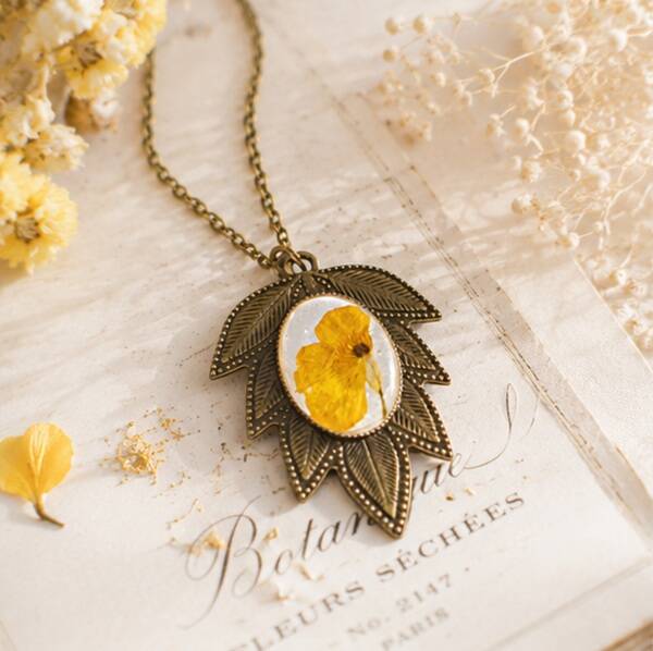 Collier en résine avec fleur séchée jaune – Fleur de Soleil  – Bijou artisanal
