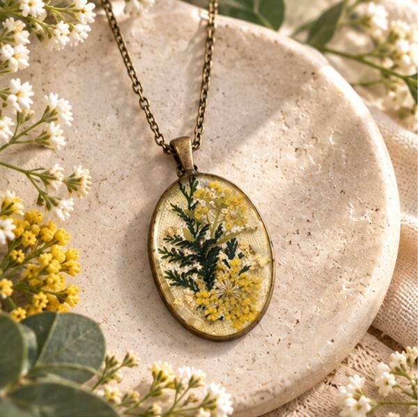 Collier en résine avec fleurs séchées médaillon ovale – Lumière des près – Bijou artisanal