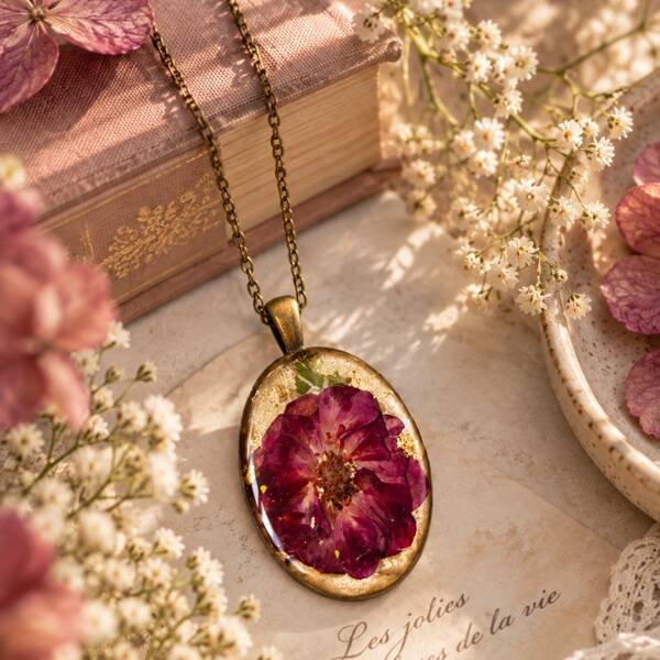Collier en résine avec fleurs séchées médaillon ovale – Rose d'antan – Bijou artisanal