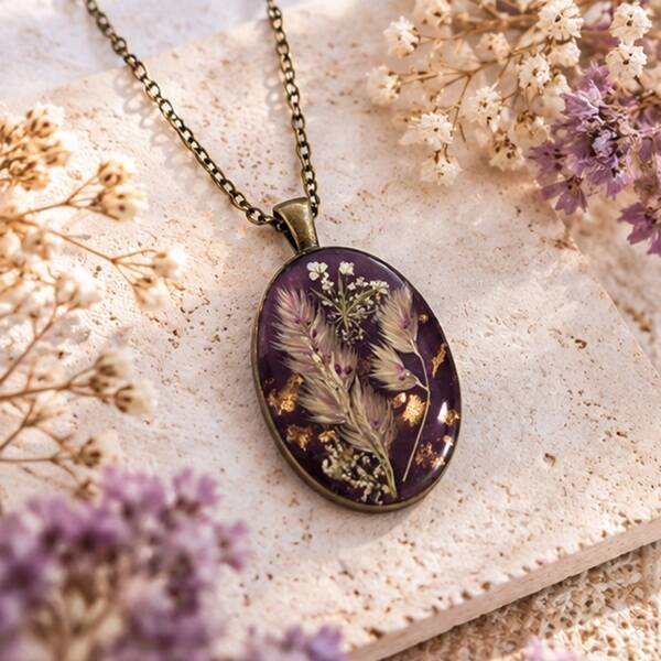 Collier en résine avec fleurs véritables médaillon ovale – Herbier Précieux – Bijou artisanal