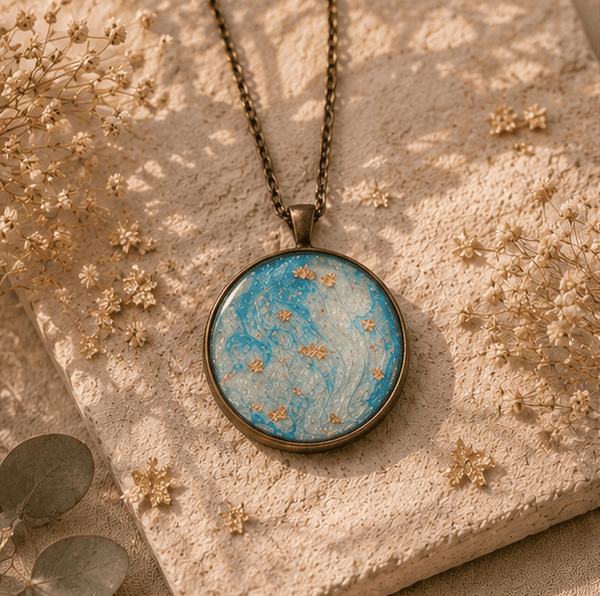 Collier en résine peint à la main médaillon rond – Écume d'Or – Collier artisanal et poétique