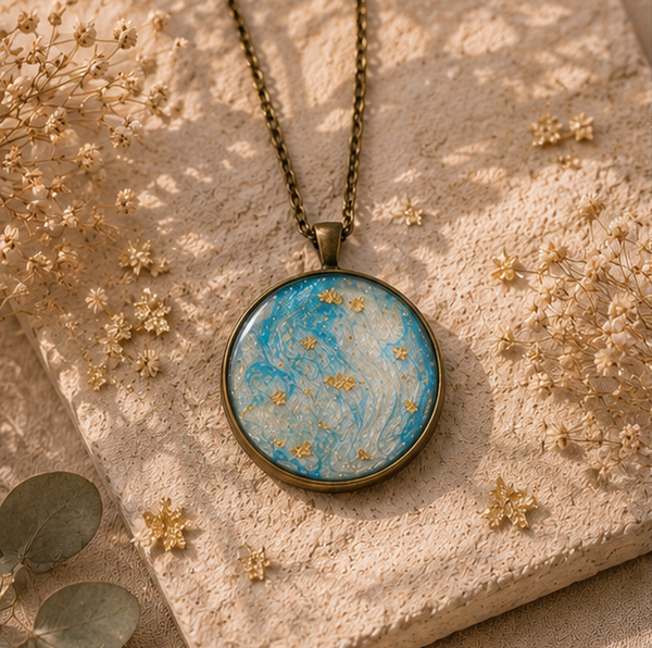 Collier en résine peint à la main médaillon rond – Écume d'Or – Collier artisanal et poétique