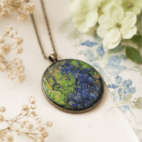 Collier en résine peint à la main médaillon rond - Jardin d'éméraude – Bijou artisanal