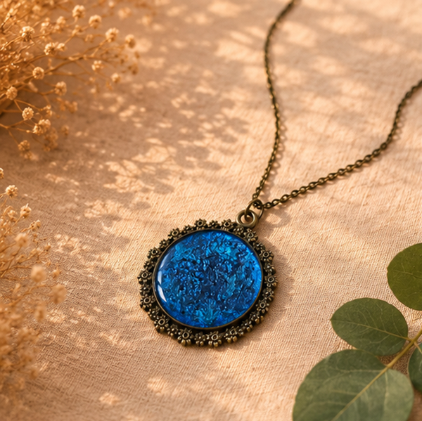 Collier en résine peint à la main médaillon rond - Bleu océan - Bijou artisanal et poétique