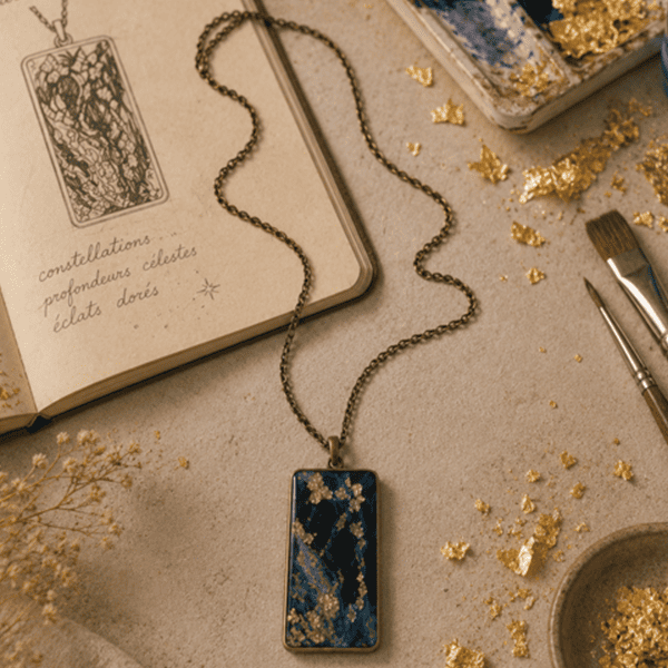 Collier en résine peint à la main médaillon rectangulaire - Eclats d'Orion – Bijou artisanal et poétique