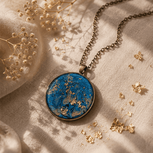 Collier en résine peint à la main médaillon rond – Ecume d'Azur – Bijou artisanal et poétique