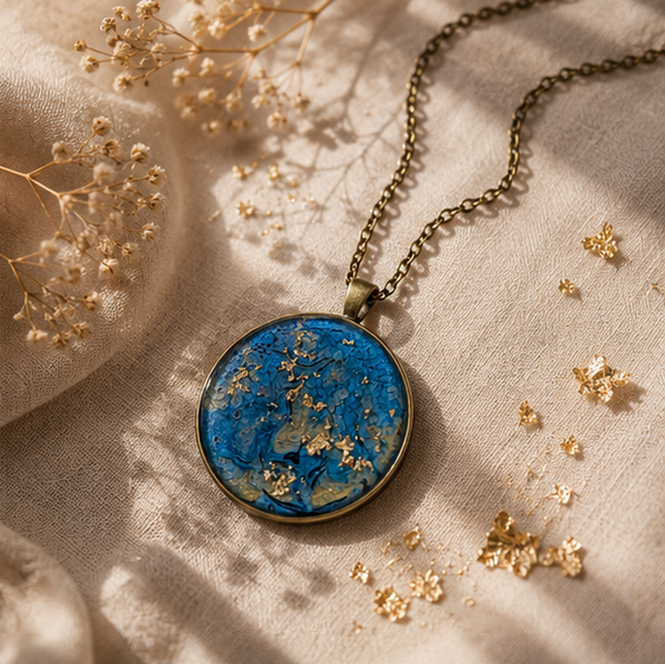 Collier en résine peint à la main médaillon rond – Ecume d'Azur – Bijou artisanal et poétique
