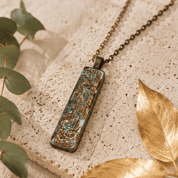Collier en résine peint à la main médaillon rectanguaire - Empreinte végétale – Bijou artisanal et poétique