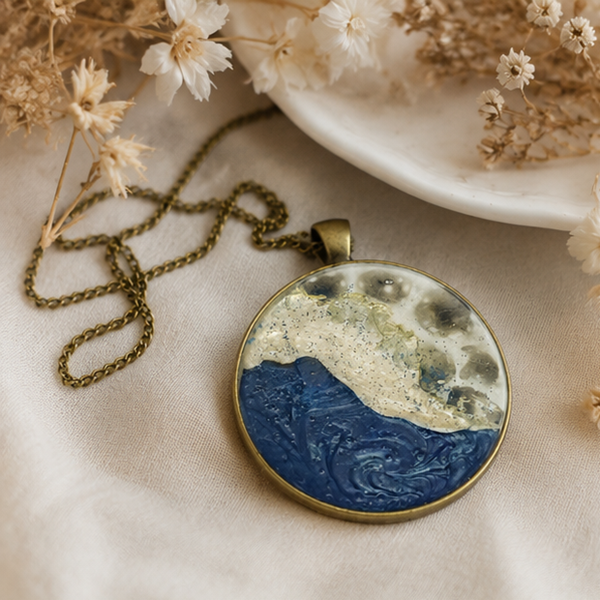 Collier en résine peint à la main médaillon rond – Bord de mer – Bijou artisanal