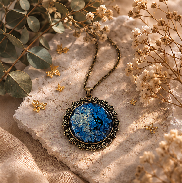 Collier en résine peint à la main médaillon rond - Nébuleuse bleue - Bijou artisanal et poétique