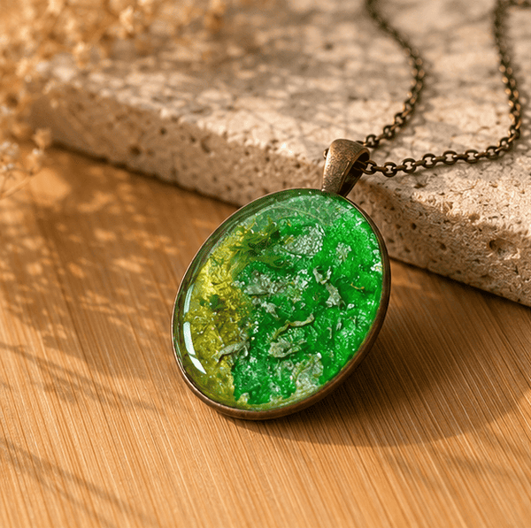 Collier en résine peint à la main médaillon ovale – Lumière des sous bois – Bijou artisanal et poétique