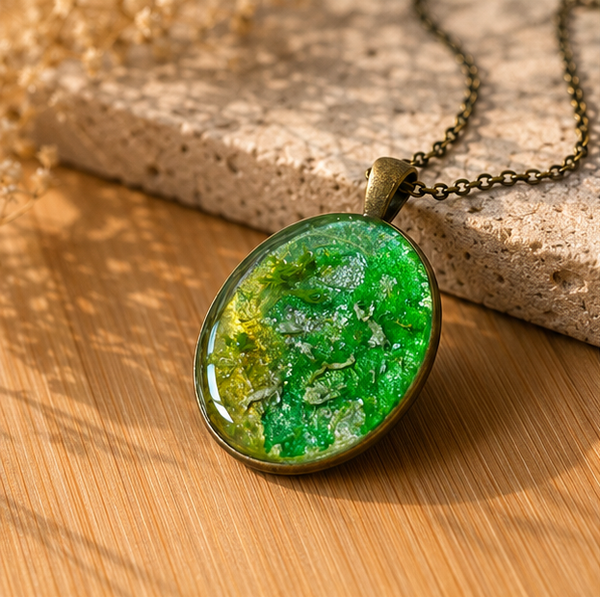 Collier en résine peint à la main médaillon ovale – Lumière des sous bois – Bijou artisanal et poétique