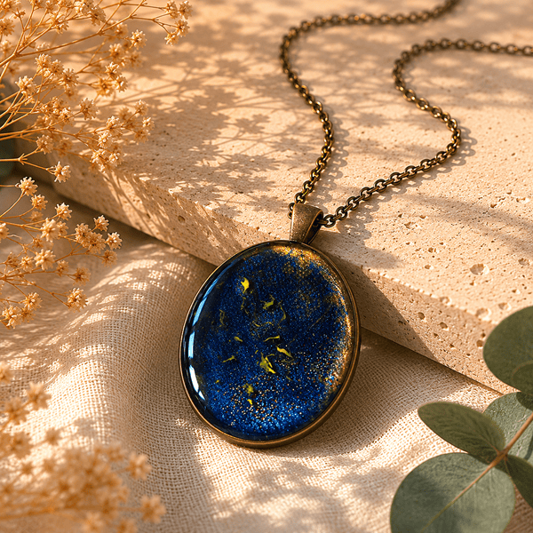 Collier en résine peint à la main médaillon ovale – Bleu astral – Bijou artisanal et poétique