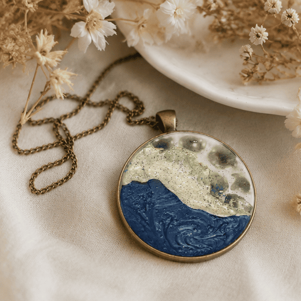 Collier en résine peint à la main médaillon rond – Bord de mer – Bijou artisanal
