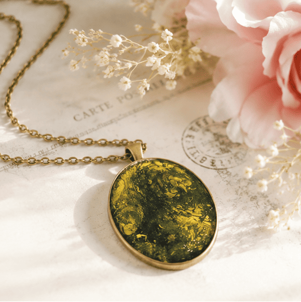 Collier en résine peint à la main médaillon ovale – Éclipse Dorée – Bijou artisanal