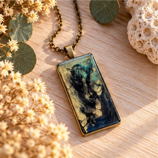 Collier en résine peint à la main médaillon rectanguaire – Encre des profondeurs – Bijou artisanal