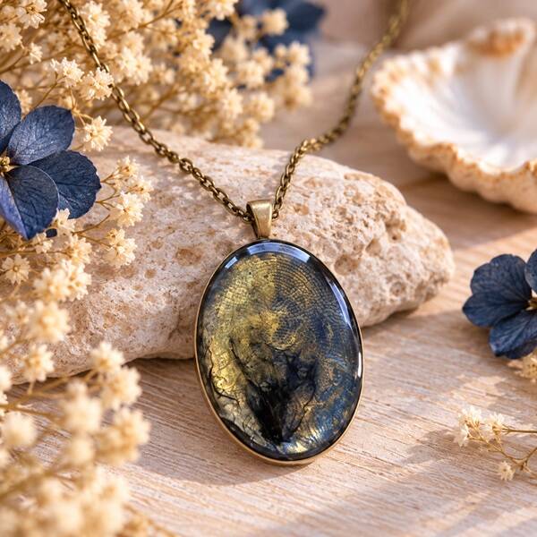Collier en résine peint à la main médaillon ovale – Abysses dorés – Bijou artisanal et poétique