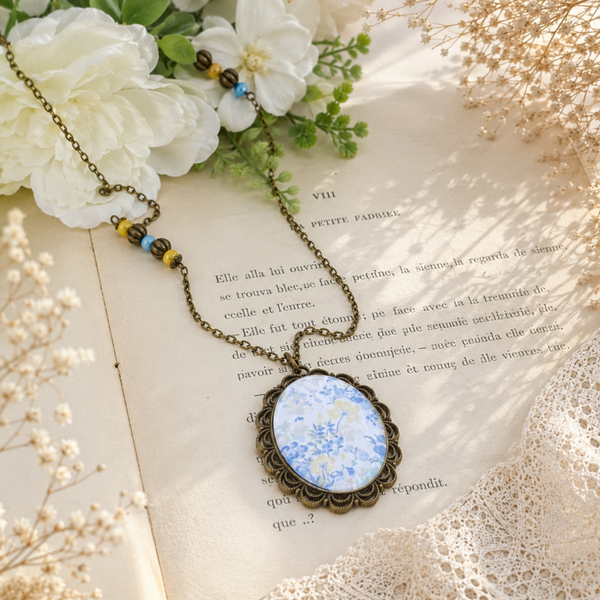 Sautoir illustré cabochon ovale - Myosotis - Bijou artisanal et poétique