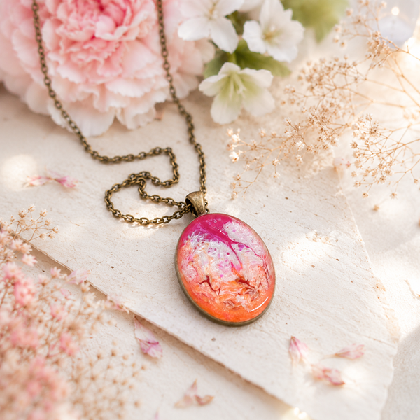 Collier en résine peint à la main médaillon Ovale – Aube Florale – Bijou artisanal et poétique