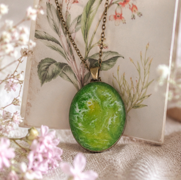 Collier en résine peint à la main médaillon ovale – "Éclosion" – Bijou artisanal