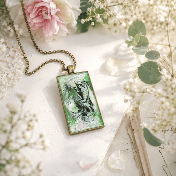 Collier en résine peint à la main médaillon rectanguaire – "Sylve" – Bijou artisanal