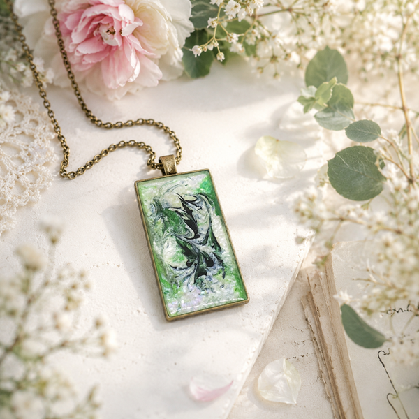 Collier en résine peint à la main médaillon rectanguaire – "Sylve" – Bijou artisanal
