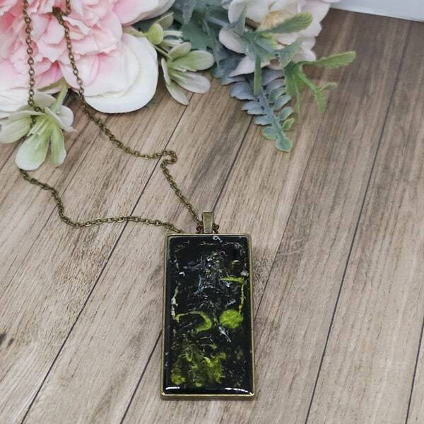Collier en résine, Pendentif rectangulaire, Modèle Fonds marins vert
