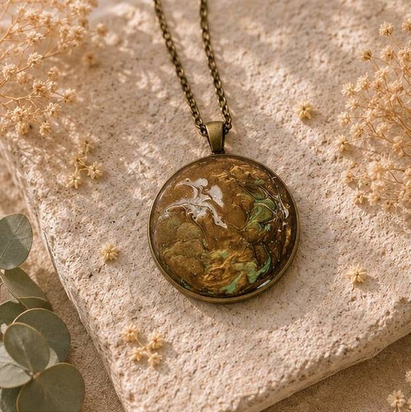 Collier en résine peint à la main médaillon rond - Sous bois – Bijou artisanal et poétique