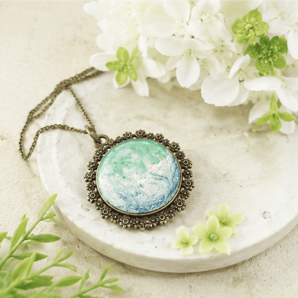 Collier en résine peint à la main médaillon rond –  Perle de Lagon – Bijou artisanal