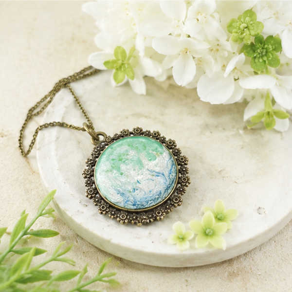 Collier en résine peint à la main médaillon rond –  Perle de Lagon – Bijou artisanal