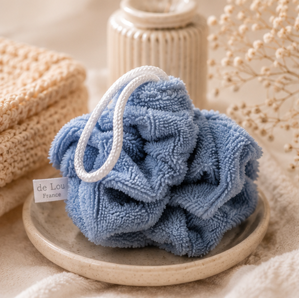 Fleur de douche bleu ciel en éponge bambou – Fabrication artisanale
