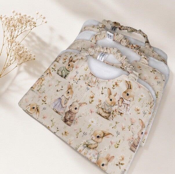 Grand bavoir, Serviette élastiquée coton et éponge – Bavoir repas – Accessoire bébé et jeunes enfants fait main – Modèle L'éveil du printemps