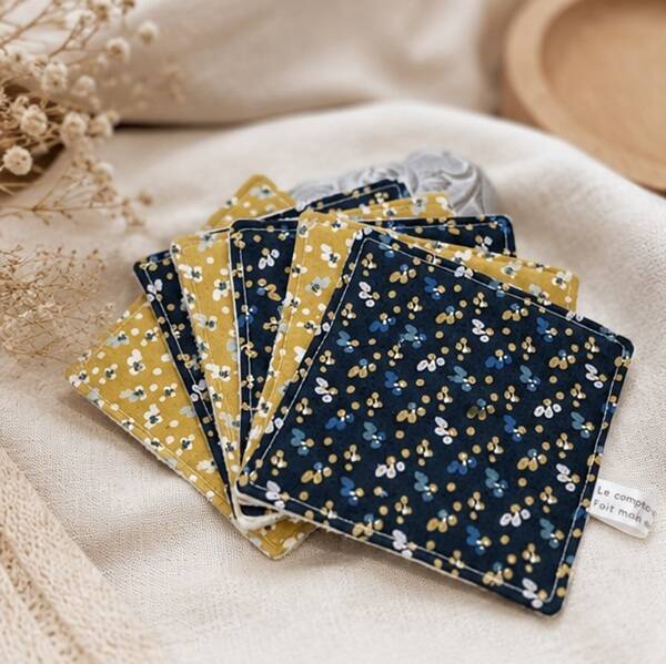 Lingettes démaquillantes lavables 10.5 x 10.5 cm – Fleurettes ocre et bleu marine –  Coton & éponge bambou