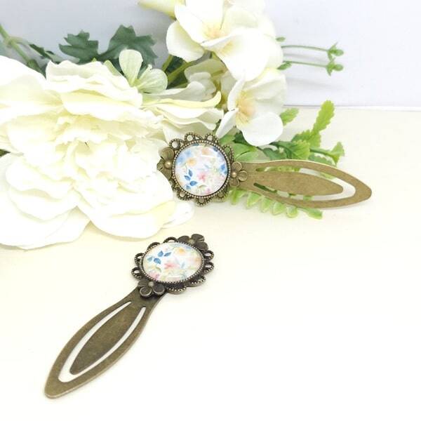 Marque-pages avec cabochon en verre, Modèle Fleurs colorées