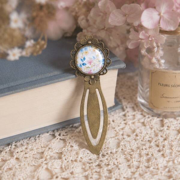Marque-pages illustré avec cabochon en verre – Fleurs de printemps – Création artisanale