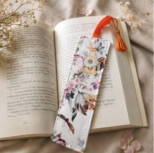 Marque-page artisanal en tissu – Jardin d'aquarelle – Fait main