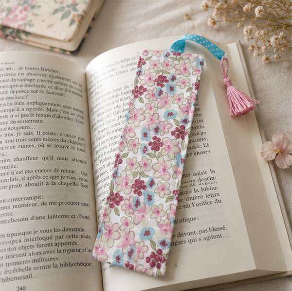 Marque-page artisanal en tissu – Floraison de Cerisier – Fait main