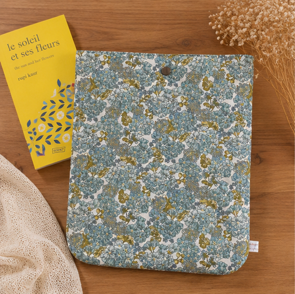 Pochette à livre artisanale molletonnée – Protection livres, liseuses et carnets – Modèle Hortensia