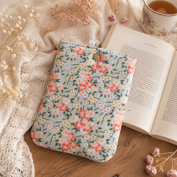 Pochette à livre artisanale molletonnée – Protection livres, liseuses et carnets – Modèle Fleurs de cerisier orange