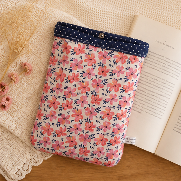 Pochette à livre artisanale molletonnée – Protection livres, liseuses et carnets – Modèle Fleurs d'été