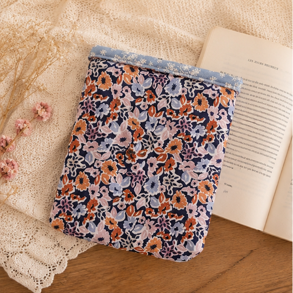 Pochette à livre artisanale molletonnée – Protection livres, liseuses et carnets – Modèle Fleurs oranges